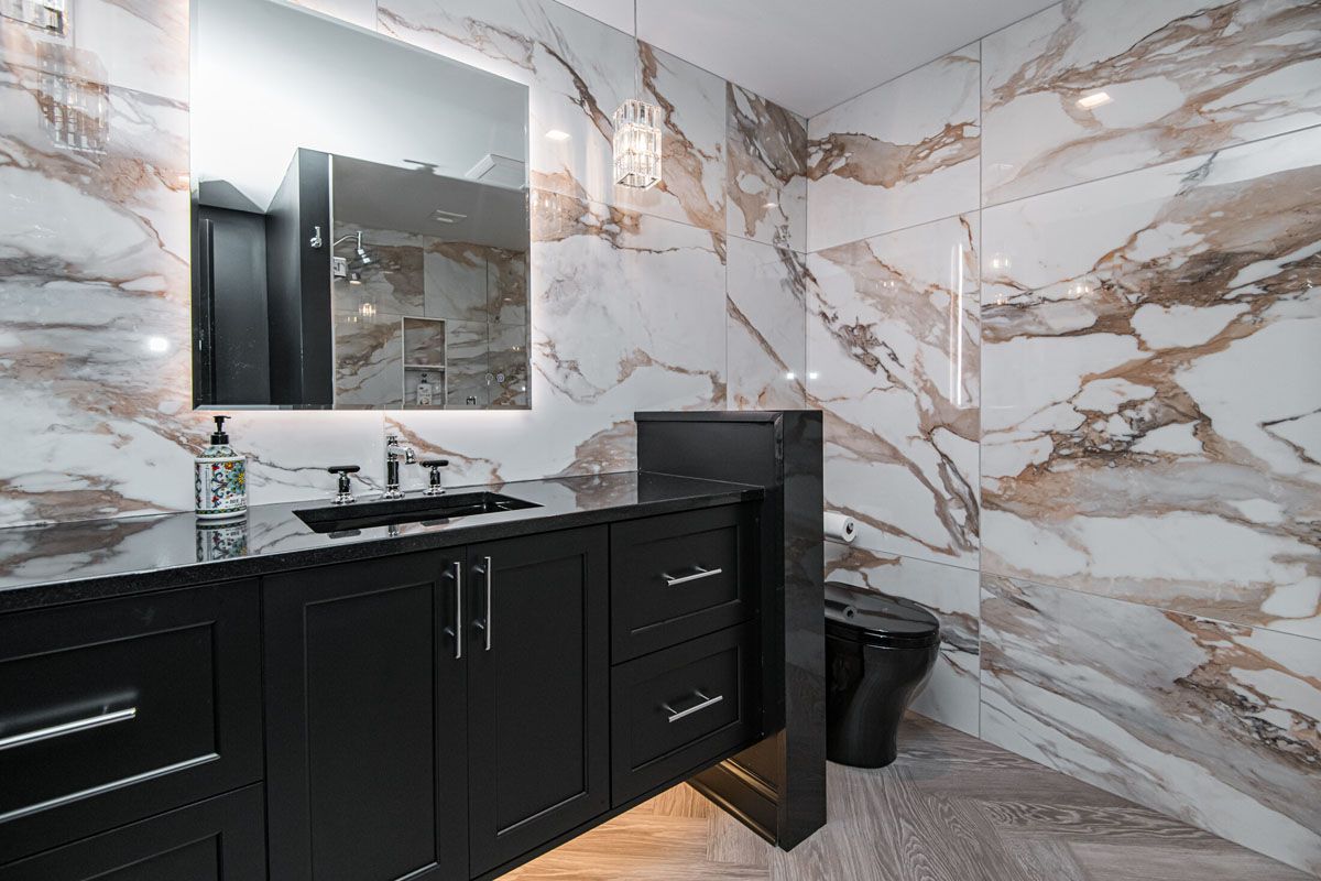 Primary Suites & Bathrooms